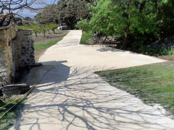 Chemin carrossable en gravier