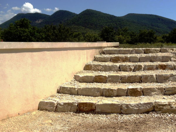 Escalier en pierre d'Eyzahut